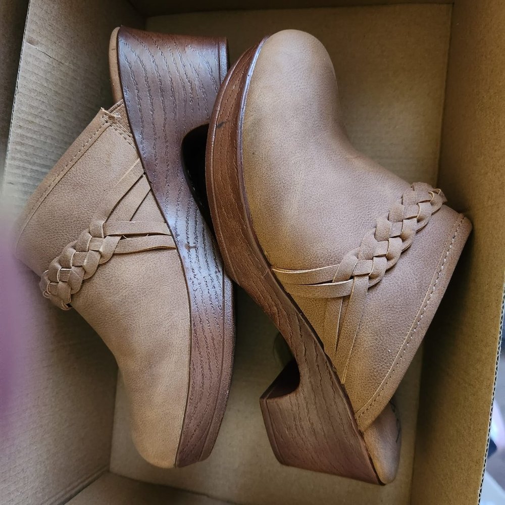 Boc Womens Journi Clogs Tan Suede Size 6 (Euro Size 36.5)